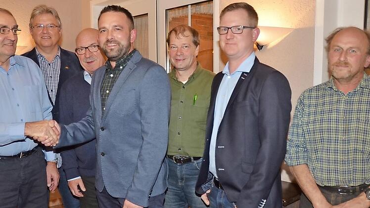Michael Gödel (Vierter von links) wurde von den Freien Wählern Weißenbrunn zum Bürgermeisterkandidaten gekürt. Zu seiner Nominierung gratulierten ihm (von links) Heinz Roth, Klaus Hannweber, Heinz Krause, Christian Höfner, Clemens Spindler und Heinrich Roth. Foto: privat