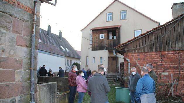 Die Oberthulbaer Gemeinderäte besichtigten im Vorfeld das Grundstück mit Gebäuden in Frankenbrunn, wo ein Bürgerhaus entstehen soll. Am Montag fand eine digitale Bürgerversammlung für die Frankenbrunner zu diesem Thema statt.