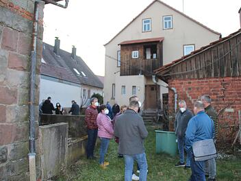 Die Oberthulbaer Gemeinderäte besichtigten im Vorfeld das Grundstück mit Gebäuden in Frankenbrunn, wo ein Bürgerhaus entstehen soll. Am Montag fand eine digitale Bürgerversammlung für die Frankenbrunner zu diesem Thema statt.