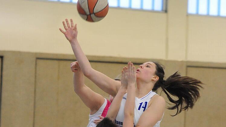 Stark an den Brettern und aus der Halbdistanz: Sara Ludwig (rechts) war mit 21 Punkten die Topscorerin der Spielgemeinschaft. Foto: Hopf