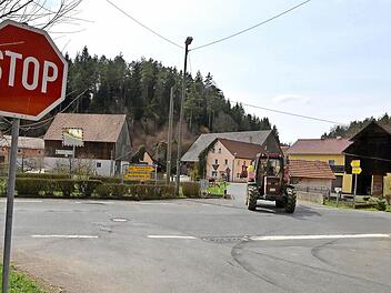 Die Kreuzung von B 22 und Kreisstraße BA 11 in Treunitz. Im Hintergrund die Wiesentbrücke. Foto: Ronald Rinklef/Archiv