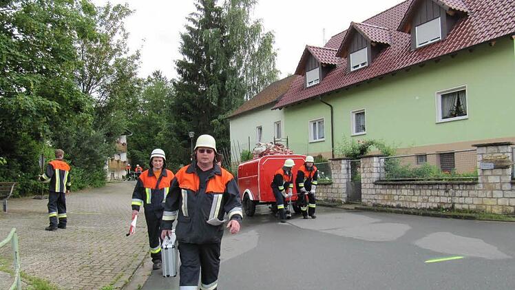 Nach der schriftlichen und den praktischen Übungen muss Kommandant Thomas Hümmer (vorne) mit seiner Mannschaft noch ins Feuerwehrhaus - dort steht die gründliche Besichtigung an.