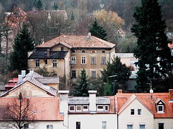 Die "Eulenburg" vor zehn Jahren. Davor das Areal, auf dem Architekt Karl-Diethard Geyer das Stadthotel Geyerswörth im toskanischen Stil entstehen ließ. Saniert wurden im Zuge der Maßnahme auch zwei angrenzende Villen aus dem späten 19. Jahrhundert. Foto: Helga Brauner