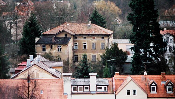 Die "Eulenburg" vor zehn Jahren. Davor das Areal, auf dem Architekt Karl-Diethard Geyer das Stadthotel Geyerswörth im toskanischen Stil entstehen ließ. Saniert wurden im Zuge der Maßnahme auch zwei angrenzende Villen aus dem späten 19. Jahrhundert. Foto: Helga Brauner