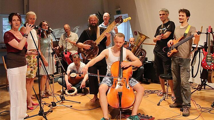 So vielfälltig wie die Instrumente waren auch die Stücke, welche die Musiker gemeinsam in Hammelburg erarbeiteten. Fotos: Gerd Schaar