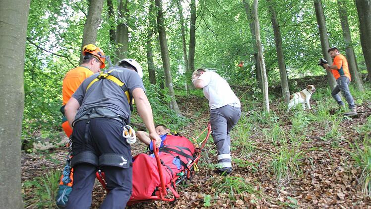 Mit Muskelkraft wird der Verletzte nach oben zum Waldweg gezogen.  Foto: Friedwald Schedel