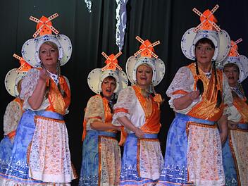 Die Stanicher Weiber haben sich beim Gardenachmittag heuer selbst übertroffen. Die Frau Antjes verzauberten das Publikum mit einzigartigen Kostümen Fotos: Sonja Adam