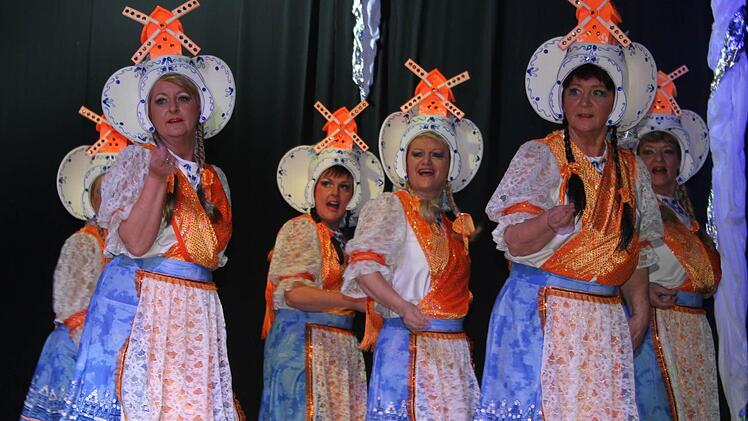 Die Stanicher Weiber haben sich beim Gardenachmittag heuer selbst übertroffen. Die Frau Antjes verzauberten das Publikum mit einzigartigen Kostümen Fotos: Sonja Adam
