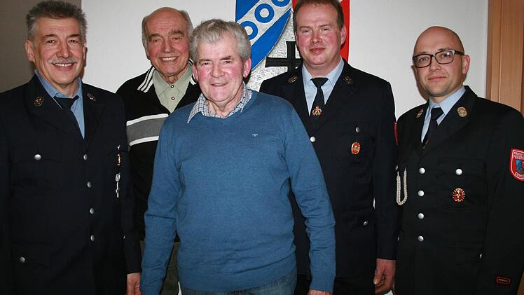 Vorsitzender Jürgen Kohl (Dritter von rechts) und Kommandant Achim Kohlhepp (rechts) ehrten aktive und passive Mitglieder: Ludwig Schneider (von links), Edgar Bienmüller und Helmut Halbig. Foto: Gabriele Sell