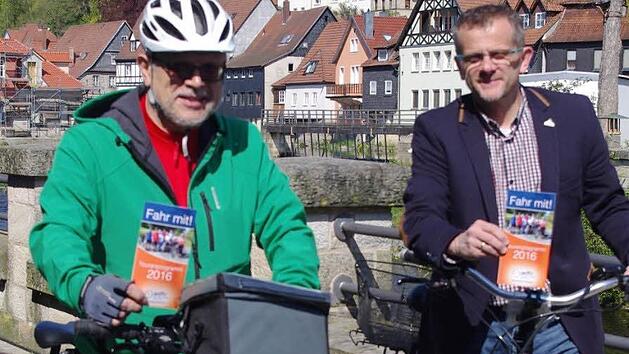ADFV-Kreisvorsitzender Michael Kestel (l.) und Markus Franz, Gesch&auml;ftsf&uuml;hrer Frankenwaldtourismus, freuen sich auf viele Radtouren in diesem Jahr. Foto: Heike Sch&uuml;lein
