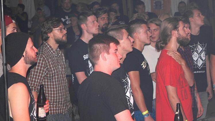 Ganz nah an ihrer Lieblingsband wollten diese Fans sein.