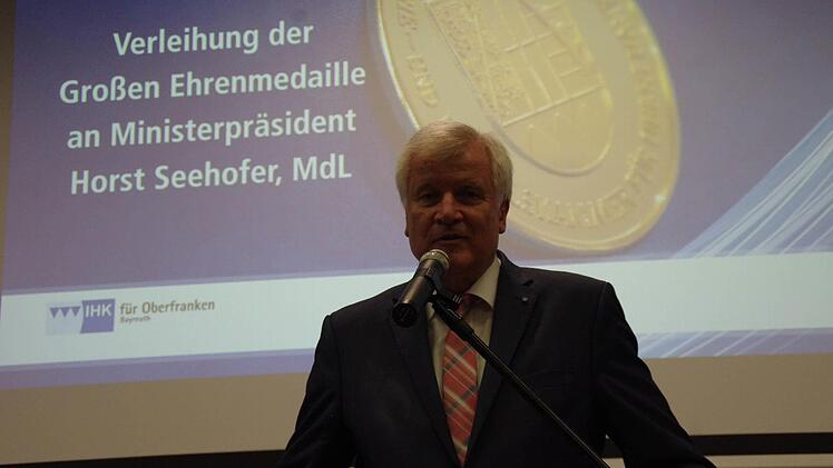 Ministerpräsident Horst Seehofer wurde in Steinbach am Wald von der IHK für Oberfranken geehrt. Foto: Marco Meißner