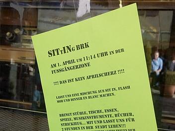 Überall in der Innenstadt sind diese Handzettel zu finden. Foto: Ulrike Müller