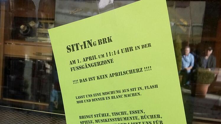 Überall in der Innenstadt sind diese Handzettel zu finden. Foto: Ulrike Müller