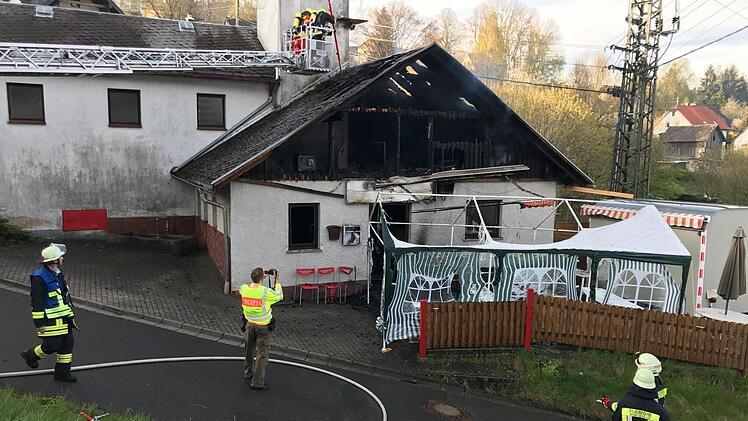 In Weidmes (Landkreis Kulmbach) ist am Montagmorgen das Feuerwehrhaus der Freiwilligen Feuerwehr in Brand geraten. Foto: News5