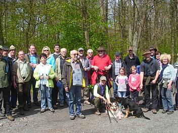 Zahlreiche Teilnehmer waren dabei, als die Grenzen der Gemarkung Oberwildflecken begangen wurden.  Foto: Walter Vorndran
