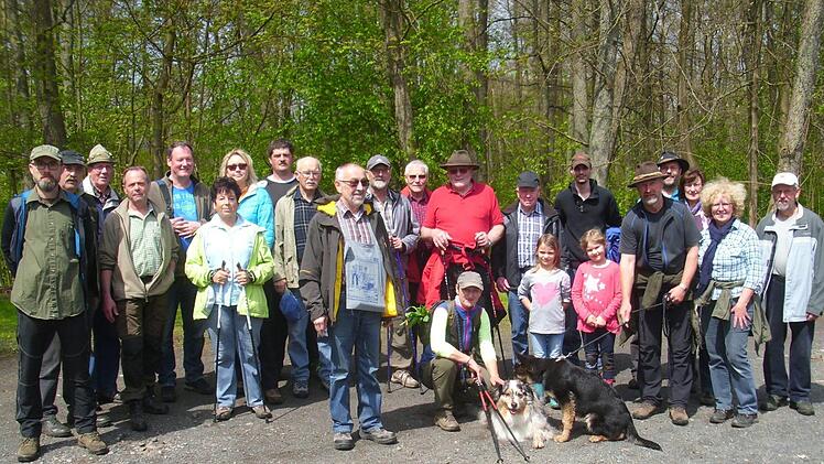 Zahlreiche Teilnehmer waren dabei, als die Grenzen der Gemarkung Oberwildflecken begangen wurden.  Foto: Walter Vorndran