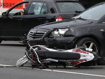 Die "125er" krachte dem Auto in den linken Kotflügel. Foto: Jochen Nützel