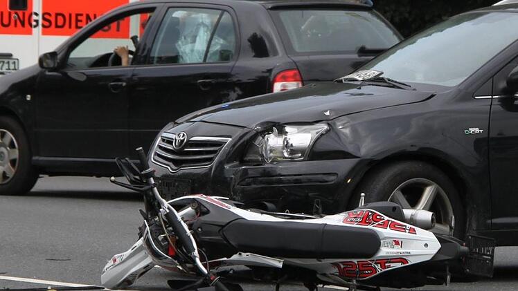 Die "125er" krachte dem Auto in den linken Kotflügel. Foto: Jochen Nützel
