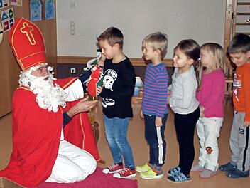 Für jedes Kind, das sich seine Geschenke abholte, hatte Tom Sauer als Nikolaus ein gutes Wort parat.  Foto: Susanne Deuerling