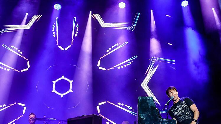 Umjubeltes Konzert: James Blunt begeisterte 6000 Besucher auf dem Coburger Schlossplatz.  Foto: Matthias Hoch