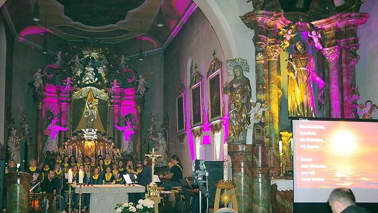 "Con Brio" aus Friesen beteiligte sich bereits zum zehnten Mal an der Nacht der Kirchen, wie hier in der Klosterkirche. Foto: Heike Schülein