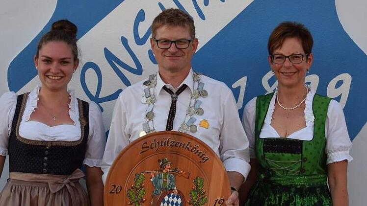 Sch&uuml;tzenk&ouml;nig Stefan Brand, umrahmt vom zweiten Ritter Anja Weing&auml;rtner (links) und ersten Ritter Angela Koch. Sandra Schmitt