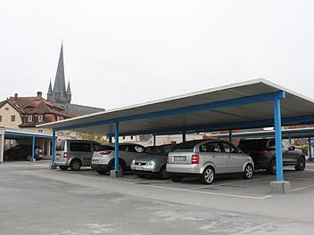 Auf den Stellplatz-Überdachungen des Parkhauses Oberes Tor soll ab dem nächsten Jahr Strom erzeugt werden. Fotos:  Popp