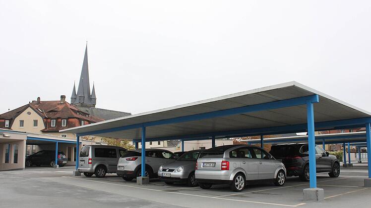 Auf den Stellplatz-Überdachungen des Parkhauses Oberes Tor soll ab dem nächsten Jahr Strom erzeugt werden. Fotos:  Popp