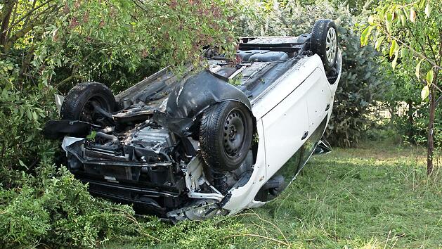 Das Auto des jungen Mannes kam in einem angrenzenden Grundst&uuml;ck auf dem Dach zum Liegen. Foto: Heinrich Wei&szlig;