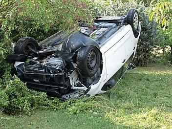 Das Auto des jungen Mannes kam in einem angrenzenden Grundst&uuml;ck auf dem Dach zum Liegen. Foto: Heinrich Wei&szlig;