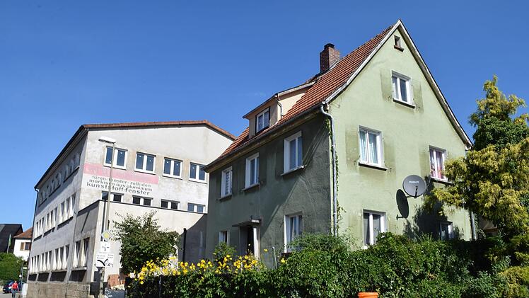 Das Gebäude "Am Bauershof 2" (im Bild links) soll verkauft werden. Dafür entschied sich der Stadtrat von Burgkunstadt.