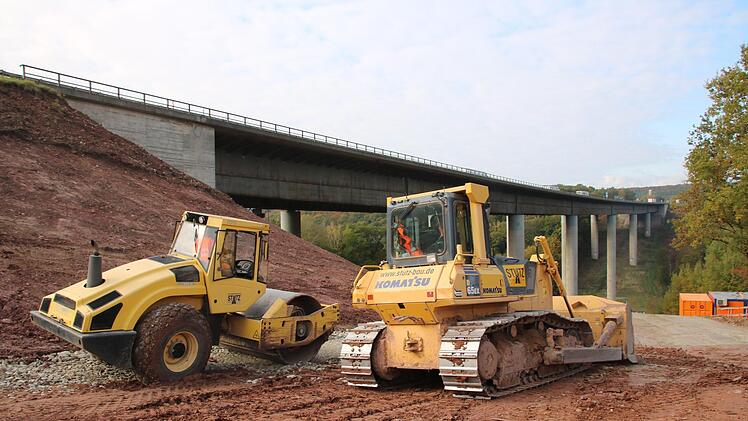 Seit kurzem laufen die Bauarbeiten zur Erneuerung der Autobahnbrücke übers Thulbatal.  Foto: Ralf Ruppert
