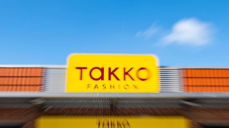Eine Filiale des Mode-Discounters Takko hatte am Samstag trotz hoher Inzidenz geöffnet