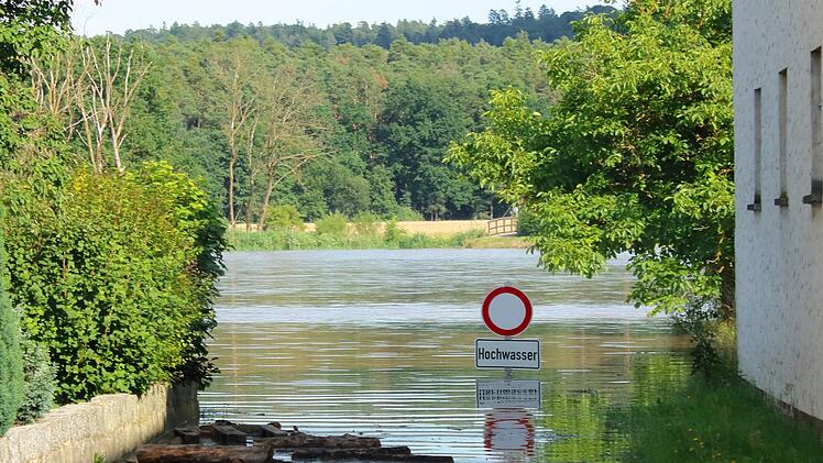 Hallerndorf überschwemmt: Hochwasser führt zu Stromausfall