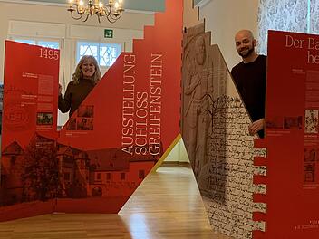 Elfriede B&ouml;ck, Leiterin des Hammelburger Museums, und Christoph Joa, der die Regionalausstellung des Bundeswehr-Dienstleistungszentrums im Lager betreut, haben zusammen recherchiert. Das Ergebnis ist eine beeindruckende Ausstellung &uuml;ber Schloss Greifenstein in Bonnland, modern und farbenpr&auml;chtig, die am 7. April im Stadtmuseum er&ouml;ffnet wird. Foto: Kerstin V&auml;th