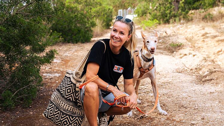Anie verfolgt auf Ibiza ihren DJ-Traum. Als Ausgleich arbeitet sie ehrenamtlich in einem Tierheim.