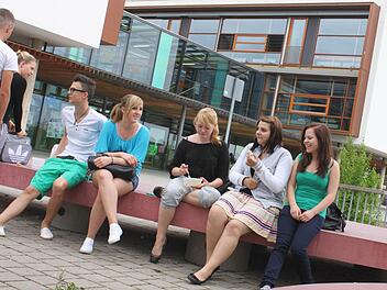Nach der Deutschprüfung gönnen sich die Realschüler eine kurze Verschnaufspause.  Foto: bau