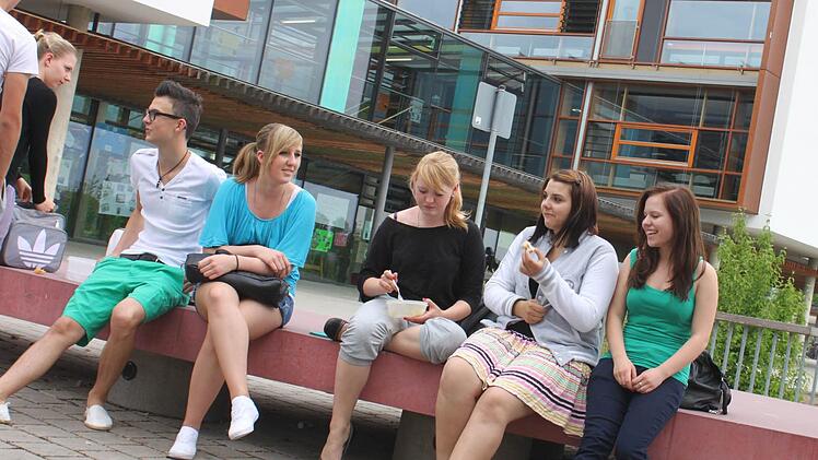 Nach der Deutschprüfung gönnen sich die Realschüler eine kurze Verschnaufspause.  Foto: bau