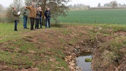 Der Bauausschuss besichtigte das durch den "Sonnenhof" renaturierte Stück Oberlauf des Merzbachs bei Wüstenwelsberg.