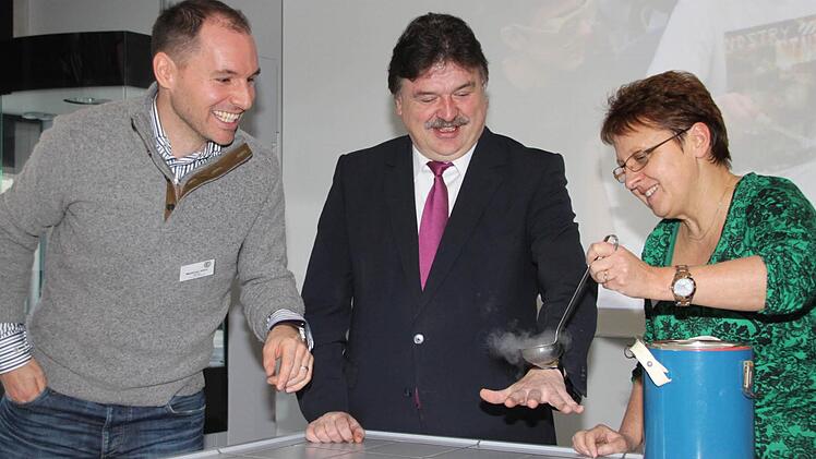 Unter der Regie von Physiklehrer Matthias Höhn träufelt Schulleiterin Monika Hild minus 190 Grad Celsius kalten Stickstoff auf Landrat Söllners Hand,