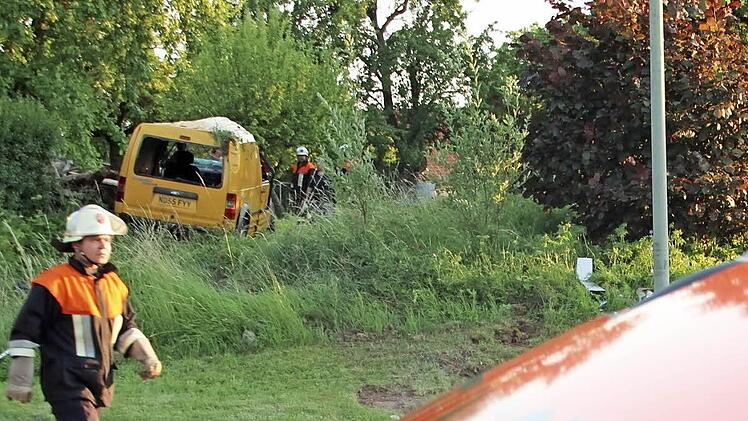 Gegen 19 Uhr hatte eine Passantin das qualmende Auto (im Hintergrund) etwa 20 Meter abseits der Straße entdeckt.