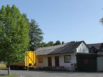 Im "Milchhäusla" in Friedersorf ist zurzeit die Feuerwehrkleidung untergebracht. Im Zuge der Baumaßnahme Feuerwehr- und Gemeinschaftshaus sowie Dorfplatzgestaltung soll dieses Gebäude abgerissen werden. Foto: Veronika Schadeck