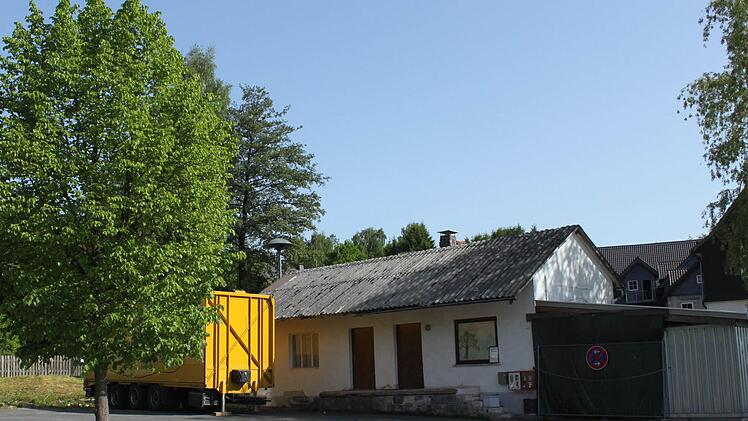 Im "Milchhäusla" in Friedersorf ist zurzeit die Feuerwehrkleidung untergebracht. Im Zuge der Baumaßnahme Feuerwehr- und Gemeinschaftshaus sowie Dorfplatzgestaltung soll dieses Gebäude abgerissen werden. Foto: Veronika Schadeck