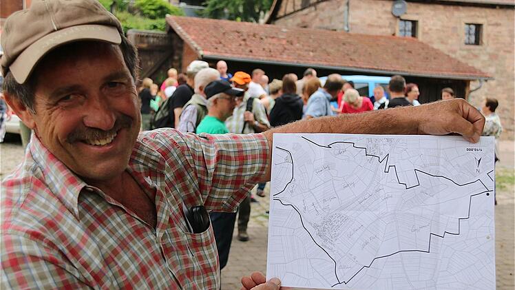 Albrecht Leurer zeigt die Gemarkungsgrenzen