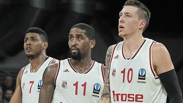 Entt&auml;uschte Bamberger: Der Blick von Ryan Thompson, Brad Wanamaker und Daniel Theis (von links) geht ins Leere. Fotos: sportpress
