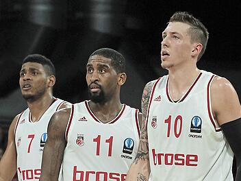 Entt&auml;uschte Bamberger: Der Blick von Ryan Thompson, Brad Wanamaker und Daniel Theis (von links) geht ins Leere. Fotos: sportpress