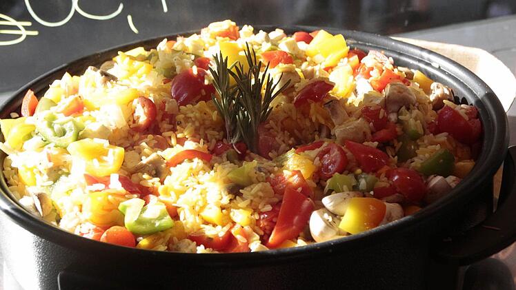 Für Veganer: Eine Reispfanne mit Feta-Käse. Foto: Josef Hofbauer