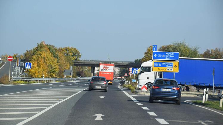 Gegenverkehr kommt mit hoher Geschwindigkeit: DIie Perspektive aus Richtung Bischberg kommend. Foto: Ronald Rinklefk