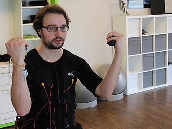 Verkabelt und unter Strom: Redakteur Benedikt Borst beim EMS-Training Foto: Christoph Schmitt